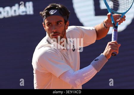 BARCELONA, SPANIEN - 15. APRIL: Lorenzo Musetti von Italien im Kampf gegen Corentin Moutet von Frankreich während des 16. Spiels Barcelona Open Banc Sabadell - Conde de Godó 2026, Tag 6, im Real Club de Tenis Barcelona. Lorenzo Musetti gewinnt das Spiel 6-3 6-4 (Foto: Alejandro van Schermbeek / AVS Fotobericht) Stockfoto