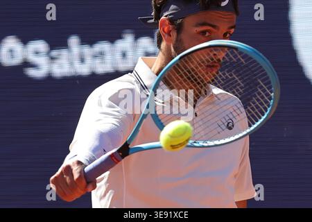 BARCELONA, SPANIEN - 15. APRIL: Lorenzo Musetti von Italien im Kampf gegen Corentin Moutet von Frankreich während des 16. Spiels Barcelona Open Banc Sabadell - Conde de Godó 2026, Tag 6, im Real Club de Tenis Barcelona. Lorenzo Musetti gewinnt das Spiel 6-3 6-4 (Foto: Alejandro van Schermbeek / AVS Fotobericht) Stockfoto