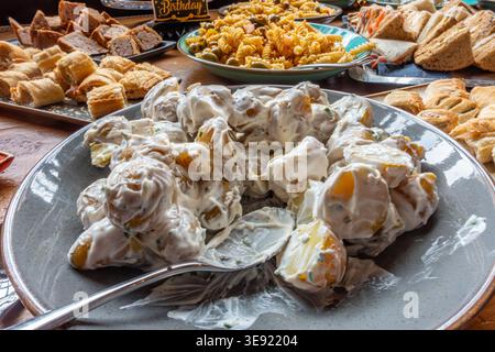 Kartoffelsalat wird als Teil eines Mittagsbuffets serviert Stockfoto