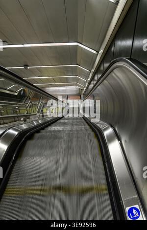 Leere Rolltreppe in der U-Bahn-Station mit starken führenden Linien und modernem Stadtverkehrskonzept. Stockfoto
