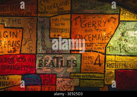 Handgemalte Bühnenkulisse im legendären Cavern Club mit den Namen der berühmten Merseybeat-Bands Liverpool, Merseyside, England, Großbritannien. Stockfoto