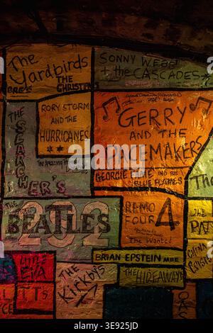 Handgemalte Bühnenkulisse im legendären Cavern Club mit den Namen der berühmten Merseybeat-Bands Liverpool, Merseyside, England, Großbritannien. Stockfoto