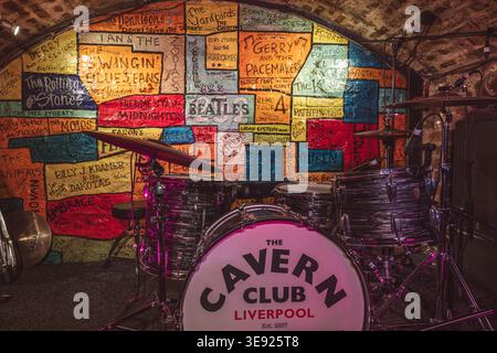 Die ikonische Bühne und die unverkennbare handgemalte Ziegelwand im Cavern Club in der Mathew Street, Liverpool, England. Stockfoto