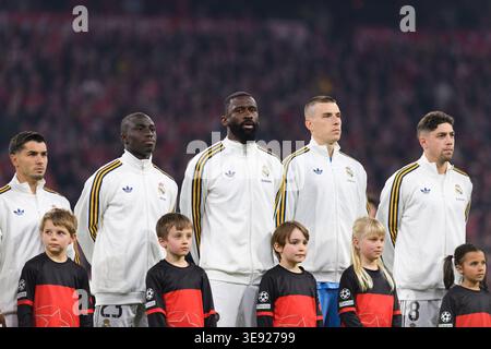 München, München. April 2026. MÜNCHEN, DEUTSCHLAND - 15. APRIL: Federico Valverde (8 Real Madrid), Torhüter Andriy Lunin (13 Real Madrid), Antonio Rudiger (22 Real Madrid), Ferland Mendy (23 Real Madrid) und Brahim Diaz (21 Real Madrid) stellten sich vor dem Spiel der UEFA Champions League 2025/26 zwischen Bayern München und Real Madrid am 15. April 2026 in München an (Foto von Sven Beyrich/Sports Photo Press). /Alamy Live News Stockfoto