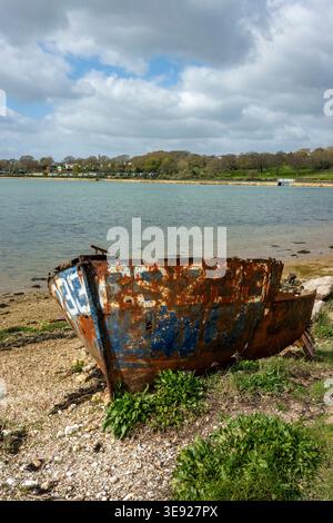Rostiges altes Schiffswrack oder Wrack eines Fischerbootes am Ufer des Hafens Bembridge an der Küste der isle of wight, England, Großbritannien Stockfoto