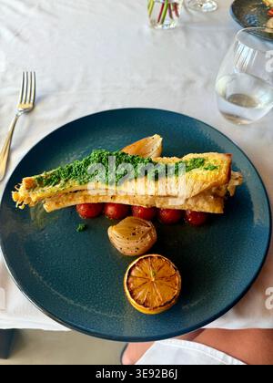 Gegrillter Gourmet-Fisch mit Salsa Verde und geröstet Stockfoto