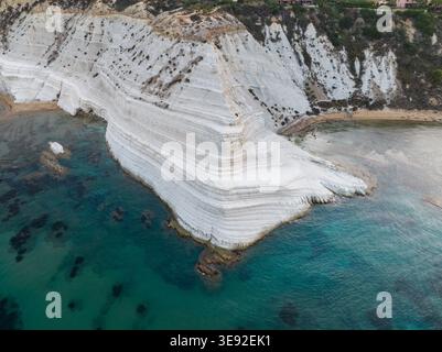 Blick aus der Vogelperspektive auf die weißen Mergelklippen der Treppe der Türken, die auf das türkisfarbene Mittelmeer Realmonte treffen, Sizilien, Italien. Stockfoto