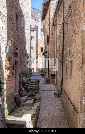 Enge Kopfsteinpflasterstraße und traditionelle Steinhäuser im historischen Dorf Casso, Italien Stockfoto