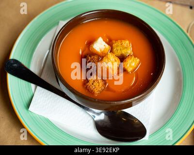 Cremige Karottensuppe garniert mit knusprigem geröstetem Brot Stockfoto