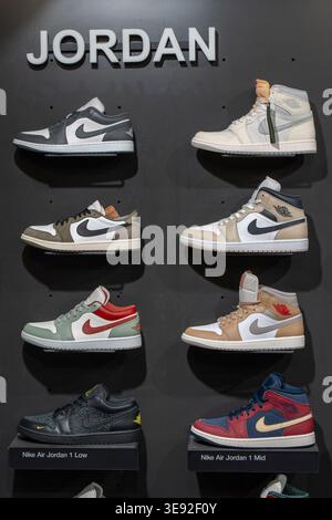 Nike Air Jordan Logo und verschiedene Modelle von Air Jordan Sneakers im Regal eines Sportschuhgeschäfts. Minsk, Weißrussland - 30. März 2026 Stockfoto