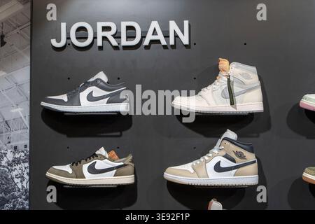 Nike Air Jordan Logo und verschiedene Modelle von Air Jordan Sneakers im Regal eines Sportschuhgeschäfts. Minsk, Weißrussland - 30. März 2026 Stockfoto