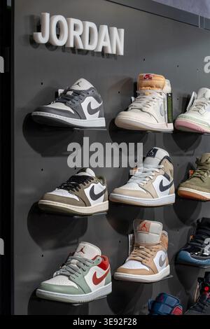 Nike Air Jordan Logo und verschiedene Modelle von Air Jordan Sneakers im Regal eines Sportschuhgeschäfts. Minsk, Weißrussland - 30. März 2026 Stockfoto