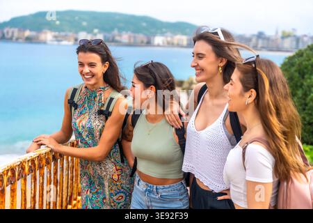 Eine Gruppe junger Freundinnen genießt den Blick auf die Küstenstadt Stockfoto