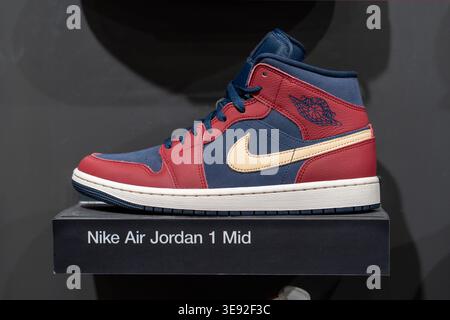 Air Jordan 1 Mid Sneakers im Nike Brand Store erhältlich. Minsk, Weißrussland - 30. März 2026 Stockfoto