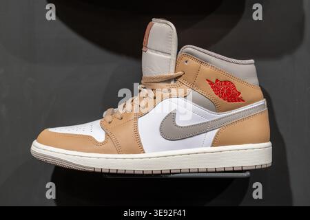 Air Jordan 1 Mid Sneakers im Nike Brand Store erhältlich. Minsk, Weißrussland - 30. März 2026 Stockfoto