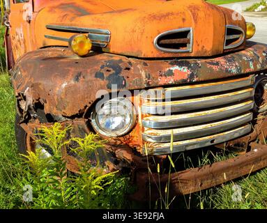 Alte Lkw-Front mit Korrosion, abgebrochener Farbe und Vintage-Charakter. Stockfoto