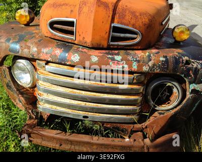Verlassener alter Pickup-Truck mit Korrosion, abgebrochener Farbe und Vintage-Charakter. Stockfoto