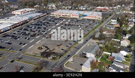 Einkaufszentrum East Brunswick, New Jersey, Einzelhandelsgeschäfte, Parkplatz im Vorstadtviertel Stockfoto