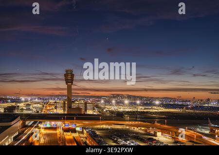 Blick auf den Sonnenuntergang vom internationalen Flughafen Sky Harbor in Phoenix, Arizona Stockfoto
