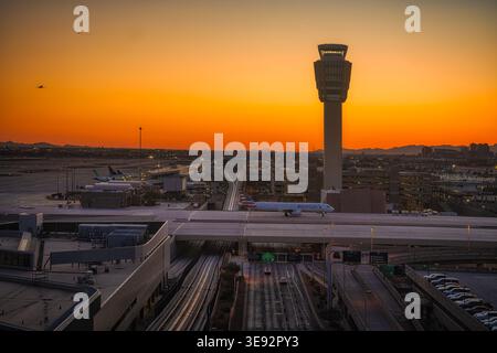 Blick auf den Sonnenuntergang vom internationalen Flughafen Sky Harbor in Phoenix, Arizona Stockfoto