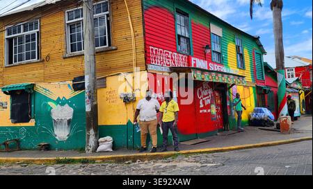 Lokaler Supermarkt mit männlichen Kunden Falmouth Jamaica souveräne Inselnation in der Karibik und Mitglied des britischen Commonwealth. 03.01.26 Stockfoto