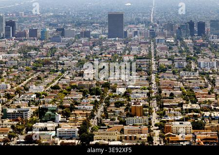 Blick über das Zentrum von Los Angeles in Richtung mittelhoher Skyline, Kalifornien, USA Stockfoto
