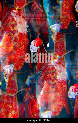 Lebendige venezianische Karnevalskostüme mit komplizierten Mustern und Farben. Stockfoto