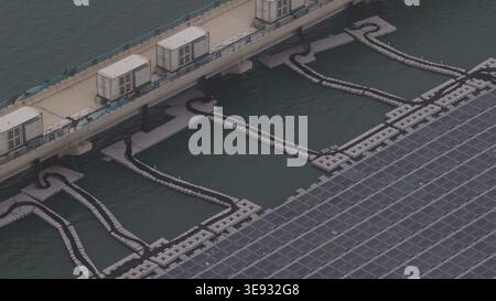 Luftaufnahme von schwimmenden Solarpaneelen und Industrieanlagen auf einer Betriebsbrücke im Changhua Coastal Industrial Park in Haipu Village, Changhua C Stockfoto