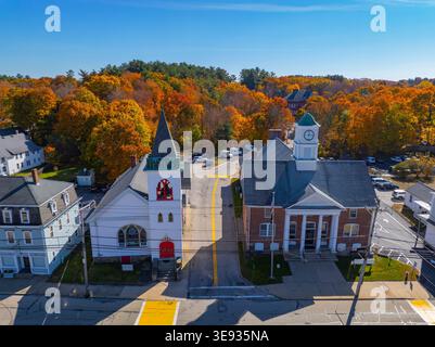 United Methodist Church (links) und United States Postal Service (rechts) aus der Vogelperspektive auf der NE Main Street, Dorf East Douglas, Stadtzentrum von Douglas Stockfoto