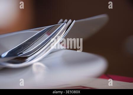 Elegantes, minimalistisches Besteck aus poliertem Edelstahl mit geringer Schärfentiefe Stockfoto