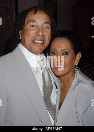 März 2004; Beverly Hills, CA, USA; Sänger SMOKEY ROBINSON und seine Frau während des 27. jährlichen Herzballs „Matters of the Heart“, um die American Heart Association im Beverly Hilton Hotel zu unterstützen. Quelle: Farr / AdMedia Stockfoto