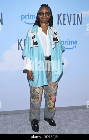 New York, USA. April 2026. Whoopi Goldberg nimmt am 16. April 2026 an der Sondervorführung „Kevin“ von Amazon Prime im Metrograph, New York, NY, Teil. (Foto: Anthony Behar/SIPA USA) Credit: SIPA USA/Alamy Live News Stockfoto