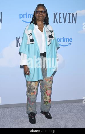 New York, USA. April 2026. Whoopi Goldberg nimmt am 16. April 2026 an der Sondervorführung „Kevin“ von Amazon Prime im Metrograph, New York, NY, Teil. (Foto: Anthony Behar/SIPA USA) Credit: SIPA USA/Alamy Live News Stockfoto