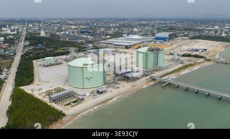 Luftaufnahme des PTTLNG Nong Fab LMPT2 Terminals mit großen grünen Lagertanks und industrieller Infrastruktur entlang der Küste in Tambon Map Ta P Stockfoto