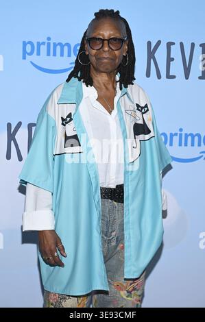 New York, USA. April 2026. Whoopi Goldberg nimmt am 16. April 2026 an der Sondervorführung „Kevin“ von Amazon Prime im Metrograph, New York, NY, Teil. (Foto: Anthony Behar/SIPA USA) Credit: SIPA USA/Alamy Live News Stockfoto