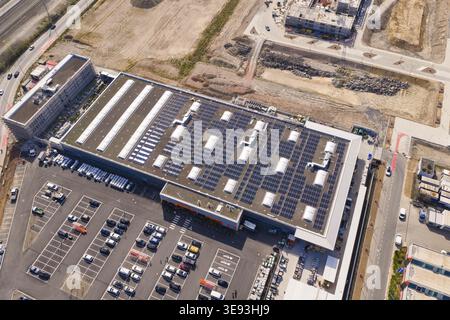 Luftaufnahme eines geräumigen Geschäftsgebäudes mit Solarzellen und weitläufigen Parkplätzen, PV-Anlage am Obi Baumarkt, Mühlacker, Enzkreis, Deutschland Stockfoto