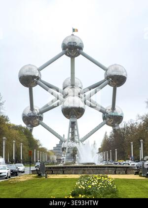 Das Atomium mit blühenden gelben Narzissen auf einer grünen Fläche im Vordergrund, Brüssel, Belgien Stockfoto