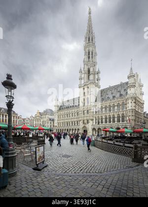 Gotisches Rathaus (Hotel de Ville) am Grand Place mit Kopfsteinpflaster, Touristen und Outdoor Catering, Brüssel, Belgien Stockfoto