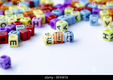 Seitenansicht des ESG-Textes auf mehrfarbigem Würfel für Umwelt, Soziales und Governance. Erhaltungskonzept Stockfoto