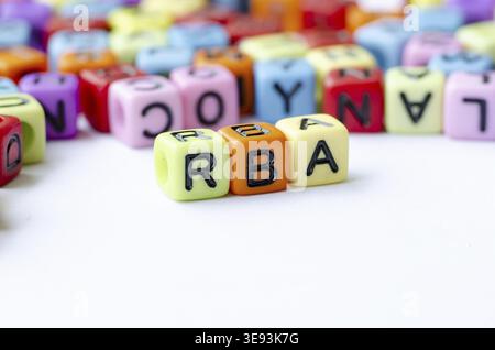 Nahaufnahme des RBA-Textes auf einem mehrfarbigen Würfel, der den rechtebasierten Ansatz darstellt. Erhaltungskonzept Stockfoto