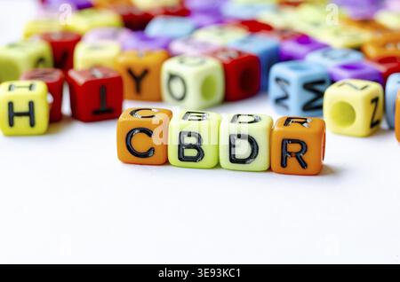 CBDR-Text auf mehrfarbigen Würfeln, die gemeinsame, aber differenzierte Verantwortlichkeiten darstellen. Erhaltungskonzept Stockfoto