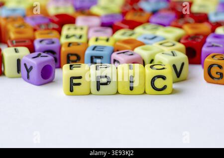 FPIC-Text auf mehrfarbigem Würfel, der die freie, vorherige und informierte Zustimmung darstellt. Erhaltungskonzept Stockfoto