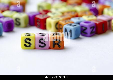 SSR-Text auf mehrfarbigem Würfel, der die Wiederherstellung nachhaltiger Systeme darstellt. Erhaltungskonzept Stockfoto