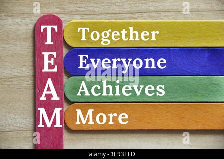 Gemeinsam erreicht jeder mehr Text auf bunten Holzstäben. Teamwork-Konzept Stockfoto