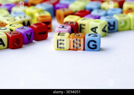 ESG-Text auf mehrfarbigem Würfel für Umwelt, Soziales und Governance. Erhaltungskonzept Stockfoto