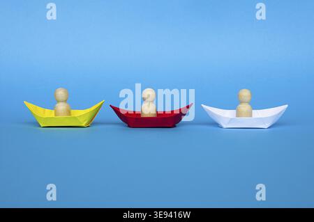 People Puppenfiguren auf gelbem, rotem und weißem Schiff. Kopierraum und Partnerschaftskonzept Stockfoto