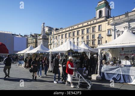 Neapel, Italien - 18. Dezember 2022: Blick auf die Piazza Dante mit dem Stand für den Kunsthandwerksmarkt, Neapel, Italien Stockfoto