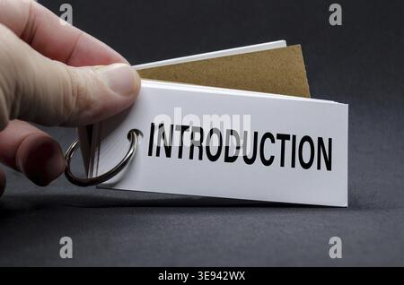 Handumdrehen einer Notizbuchseite mit sichtbarem EINFÜHRUNGSETIKETT Stockfoto