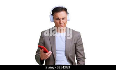 Mann, der Musik hört und sich verwirrt oder frustriert fühlt Stockfoto