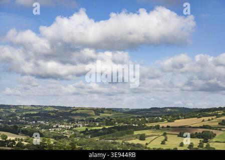 Bewölkter Himmel und Landschaft Szene auf der Hampshire Wiltshire Grenze Stockfoto